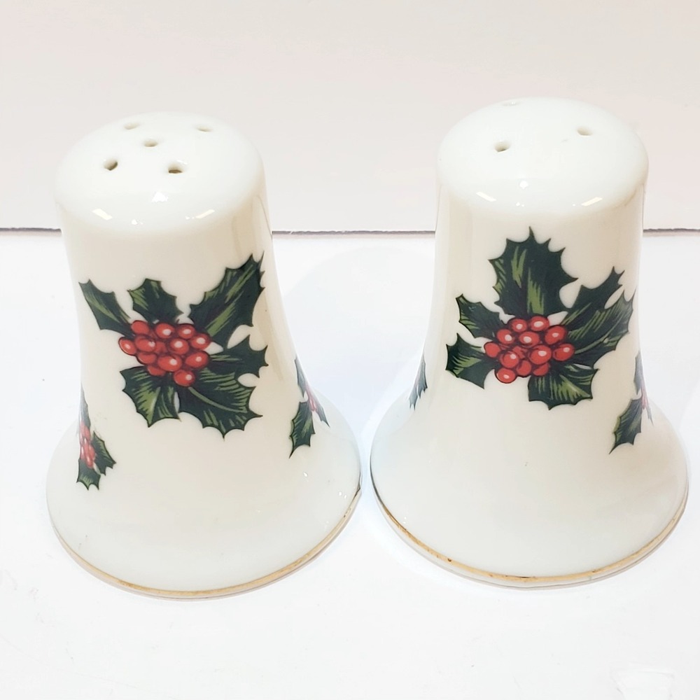 Vintage Lefton Classic Holly Berry Christmas Salt & Pepper Shaker Set #7955